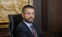 Παύλος Σαράκης: Ο δικηγόρος που γκρεμίζει την Novartis και ταρακουνά το πολιτικό σκηνικό